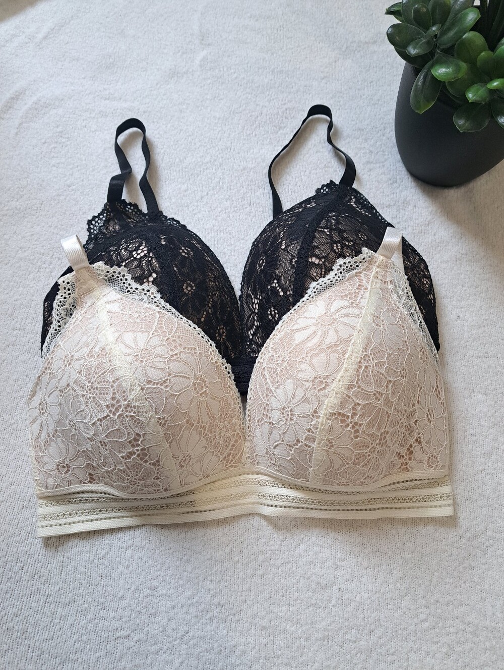 Set Of 2 Hush Lace Bras Womens Size 36C Black Cream Lace Wireless Bras Feminine